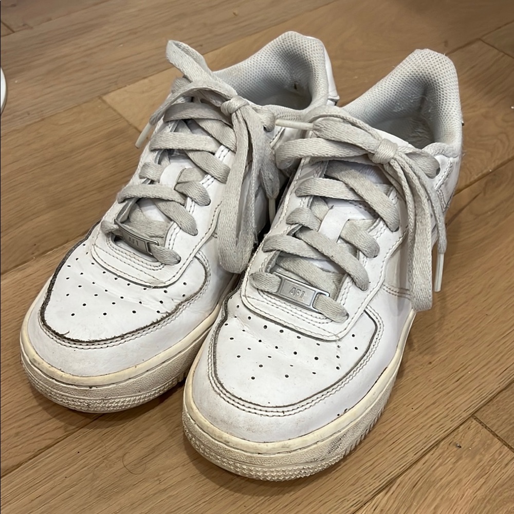 Nike White Sneakers Classic Air Force 1 Design